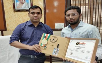 दुनिया की सबसे बड़ी घड़ी बनाने वाले सम्पन्न को डीएम ने किया सम्मानित