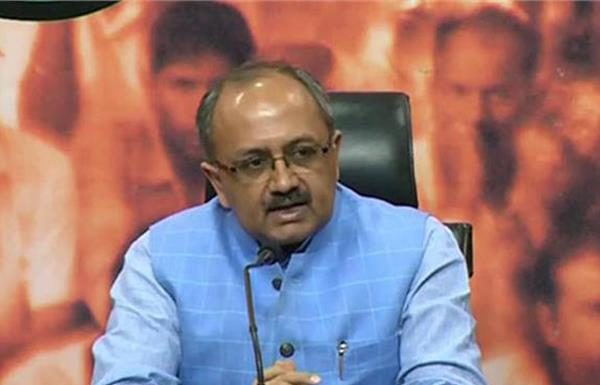 मेरठ में तालाब जीर्णोद्धार पर श्रमदान कार्यक्रम में सम्मिलित हुए सिद्धार्थ नाथ