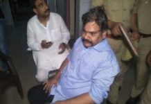 रेड डालते फर्जी अफसर को लोगों ने दौड़ा-दौड़ा कर पीटा