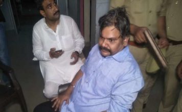 रेड डालते फर्जी अफसर को लोगों ने दौड़ा-दौड़ा कर पीटा