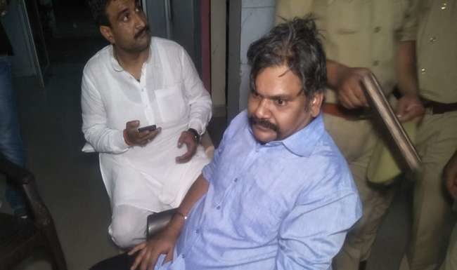 रेड डालते फर्जी अफसर को लोगों ने दौड़ा-दौड़ा कर पीटा