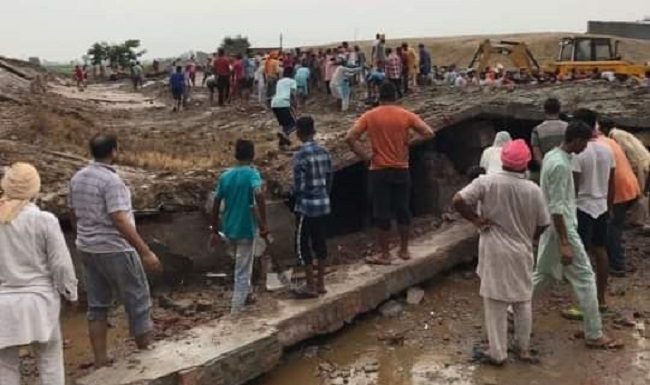 100 मवेशी दबे गोशाला की छत गिरने से