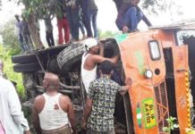 बलरामपुर: 40 यात्रियों से भरी बस पलटी