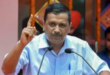 तीर्थयात्रा पर जाने वाले यात्रियों से मिले सीएम केजरीवाल, बोले आपका बेटा हूं