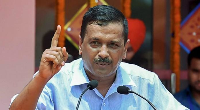 तीर्थयात्रा पर जाने वाले यात्रियों से मिले सीएम केजरीवाल, बोले आपका बेटा हूं