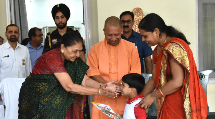 राज्यपाल एवं मुख्यमंत्री ने बच्चों को साईकिल व अन्य खेल उपकरण भेंट किये