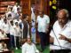 कर्नाटक संकट : गवर्नर ने कुमारस्वामी से कहा, कल दोपहर डेढ़ बजे तक बहुमत साबित करें