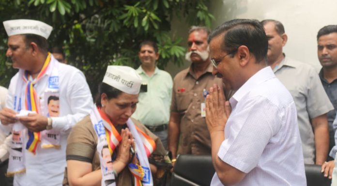 केजरीवाल ने पार्टी की पूर्व विधायक सहित पुराने कार्यकर्ताओं को दिलाई ‘आप’ की सदस्यता