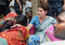 सोनभद्र नरसंहार पीडि़तों से मिलीं प्रियंका, परिजनों के साथ प्रियंका के भी छलके आंसू