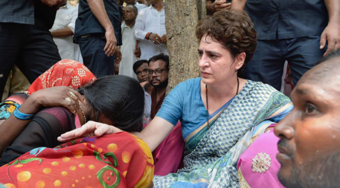 सोनभद्र नरसंहार पीडि़तों से मिलीं प्रियंका, परिजनों के साथ प्रियंका के भी छलके आंसू