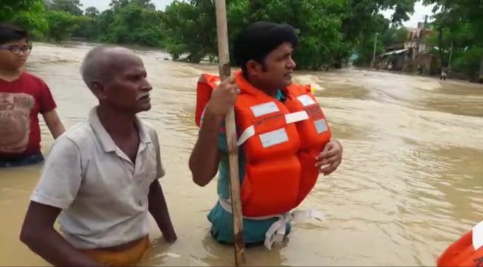 सीतामढ़ी में बाढ़ से हाहाकार , एनडीआरएफ़ ने संभाला मोर्चा, डीएम-विधायक ने किया दौरा