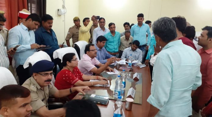 कन्नौज : सम्पूर्ण समाधान दिवस में सुनी लोगों की शिकायतें, खनन राज्यमंत्री ने