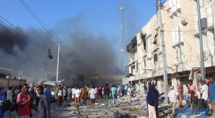 अधिकारियों व नेताओं की चल रही चुनावी मुद्दे की मीटिंग में आतंकियों ने किया बम ब्लास्ट, 10 की मौत