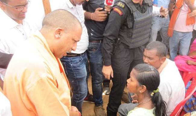 सोनभद्र हत्याकांड : पीड़ितों से मिले सीएम योगी, कहा- दोषियों को सजा मिलेगी