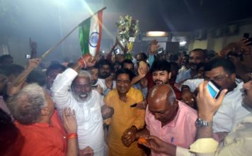 जम्मू-कश्मीर व लद्दाख राज्यों के गठन की स्वीकृति पर भाजपा मुख्यालय पर मना