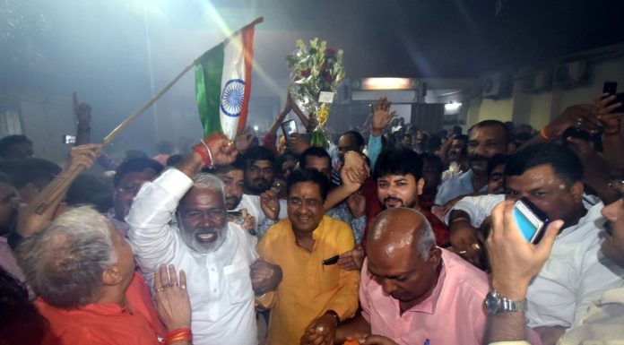 जम्मू-कश्मीर व लद्दाख राज्यों के गठन की स्वीकृति पर भाजपा मुख्यालय पर मना