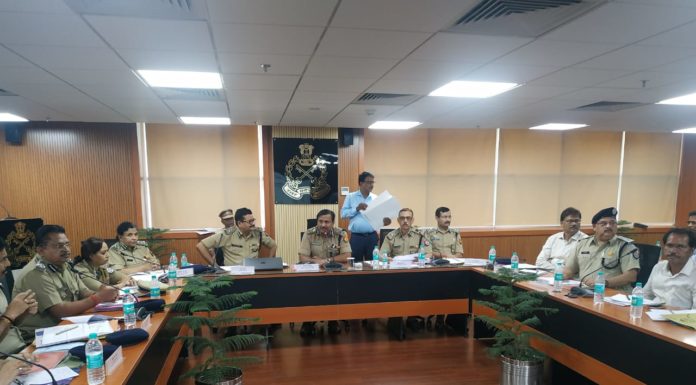 बेहतर कार्य करने वाले अधिकारियों को प्रसंशा पत्र देकर सम्मानित किया -श्री आनन्द कुमार