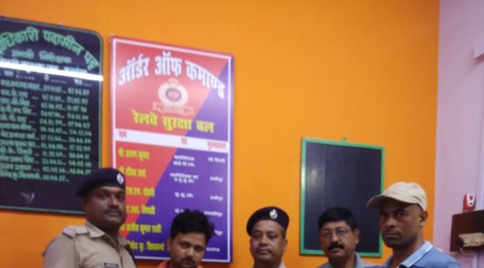 ई-टिकट का अवैध कारोबारी गिरफ्तार