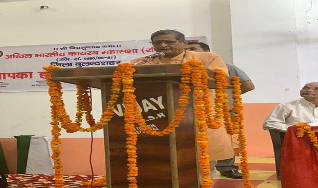 नौकरी के लिए दर-दर भटकने के बजाय कोई अपना उद्यम खड़ा करें युवा :आरके सिन्हा