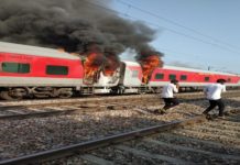 तेलंगाना एक्सप्रेस की एसी बोगी में लगी आग