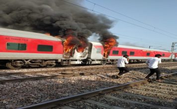 तेलंगाना एक्सप्रेस की एसी बोगी में लगी आग