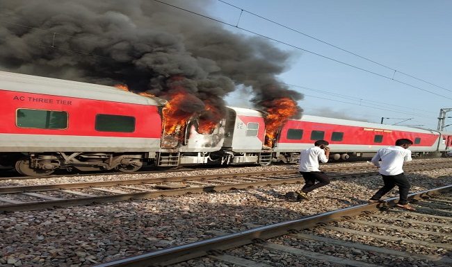 तेलंगाना एक्सप्रेस की एसी बोगी में लगी आग