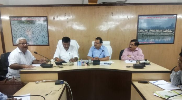 कन्नौज : सांसद सुब्रत पाठक ने लेमनग्रास की खेती का सुझाव दिया