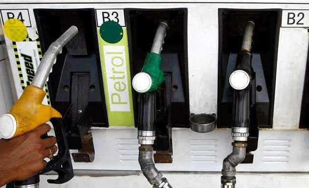 पेट्रोल और डीजल के दाम में हुई कटौती , कच्चे तेल में भी आई गिरावट