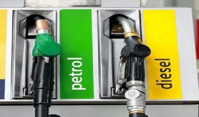 पेट्रोल-डीजल की कीमतों में फिर हुई कमी , जानें नया रेट