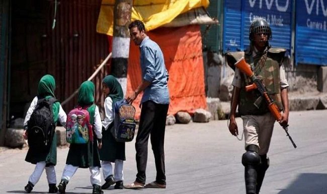 कश्मीर में दो हफ्ते बाद कड़ी सुरक्षा के बीच खुले स्कूल
