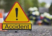 लखनऊ : गोसाईगंज में तेज रफ़्तार DCM खड़े ट्रक में घुसी, चालक की मौत