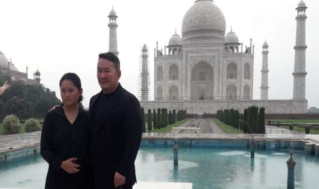 मंगोलिया के राष्ट्रपति खाल्तमाजीन ने किया ताज का दीदार