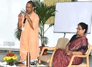 लखनऊ : मंत्रियों के साथ IIM पहुंच कर योगी ने कहा- टैक्स रेट कम करने से बढ़ेंगे रोजगार के अवसर