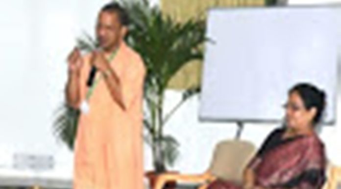 लखनऊ : मंत्रियों के साथ IIM पहुंच कर योगी ने कहा- टैक्स रेट कम करने से बढ़ेंगे रोजगार के अवसर