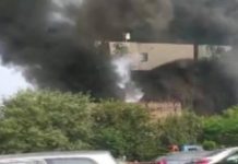 दिल्ली के पंजाब बाग़ इलाके के तेल गोदाम में लगी भीषण आग