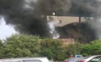 दिल्ली के पंजाब बाग़ इलाके के तेल गोदाम में लगी भीषण आग