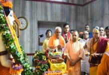 यूपी : दो दिवसीय दौरे पर गोरखपुर पहुंचे सीएम योगी, अपने गुरु का लिया आशीर्वाद