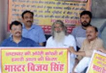 यूपी : 24 सालों से अनशन कर रहे समाजसेवी को खुले में अंडर गारमेंट सुखाना पड़ा महंगा, हुई FIR