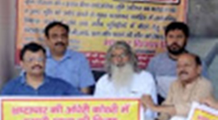 यूपी : 24 सालों से अनशन कर रहे समाजसेवी को खुले में अंडर गारमेंट सुखाना पड़ा महंगा, हुई FIR