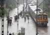 मुंबई : मूसलाधार बारिश से लोकल सेवा गड़बड़ाई, स्कूलों व कालेजों में छुट्टी की घोषणा