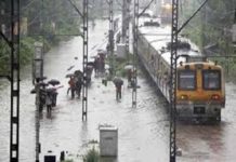 मुंबई : मूसलाधार बारिश से लोकल सेवा गड़बड़ाई, स्कूलों व कालेजों में छुट्टी की घोषणा