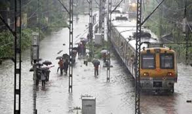 मुंबई : मूसलाधार बारिश से लोकल सेवा गड़बड़ाई, स्कूलों व कालेजों में छुट्टी की घोषणा