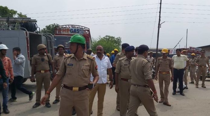 उन्नाव : हिंदुस्तान पेट्रोलियम के टैंक में हुआ धमाका, मची भगदड़