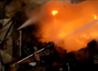 महोबा : कपड़े के शोरूम पहनावा गारमेंट्स में लगी भीषण आग, छत से कूदकर बचाई जान