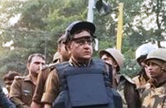 लखनऊ में प्रदर्शनकारियों ने दो पुलिस चौकियां फूंकीं, कई वाहनों में लगाई आग