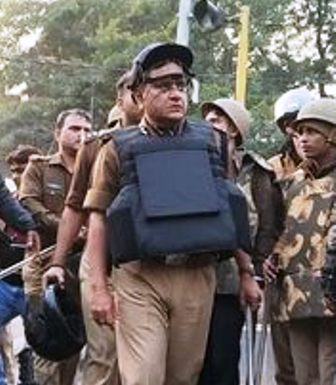 लखनऊ में प्रदर्शनकारियों ने दो पुलिस चौकियां फूंकीं, कई वाहनों में लगाई आग