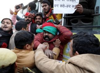 सीएए के विरोध में छात्र सभा का प्रदर्शन, पुलिस ने कार्यकर्ताओं को हिरासत में लिया