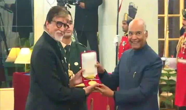 राष्ट्रपति कोबिंद ने अमिताभ बच्चन को दादा साहब फाल्के पुरस्कार से किया सम्मानित
