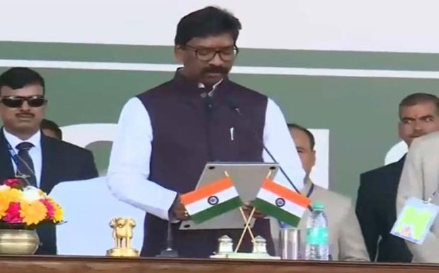 झारखंड : हेमंत सोरेन बने राज्य के 11वें मुख्यमंत्री, 3 मंत्रियों ने भी ली शपथ