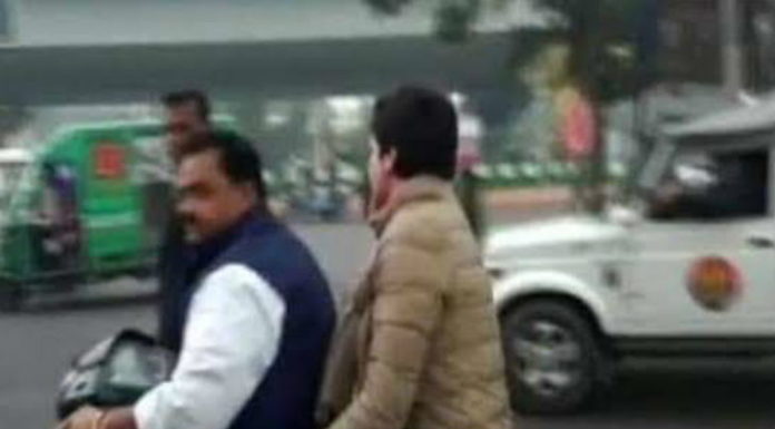 लखनऊ : बिना हेलमेट प्रियंका ने तोड़ा नियम, कटा 6,100 का चालान